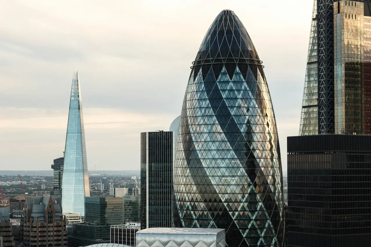 Torres de escritórios na City de Londres, incluindo o 30 St Mary Axe e o The Shard