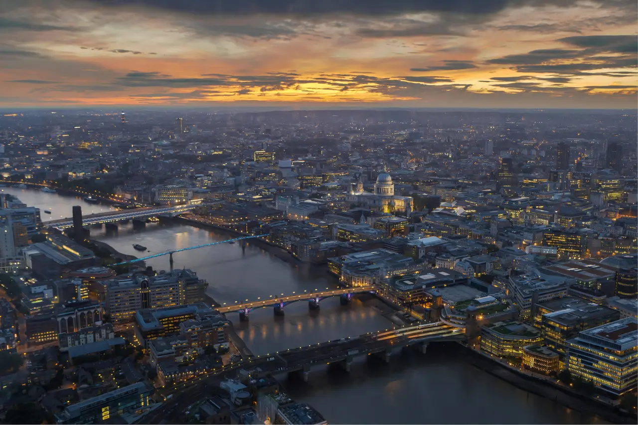 A City de Londres e o rio Tamisa ao entardecer, vistos do alto