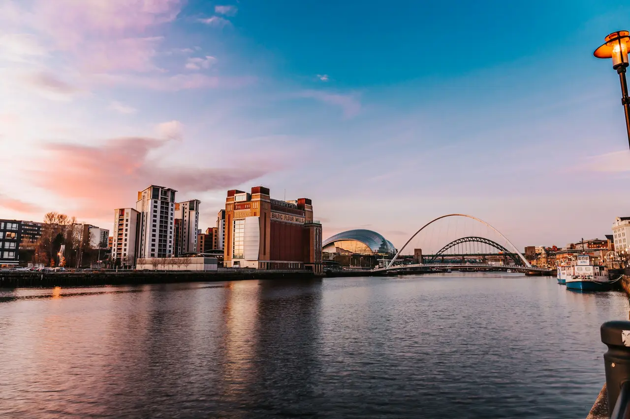 El muelle de Newcastle y Gateshead con el Millennium Bridge al atardecer