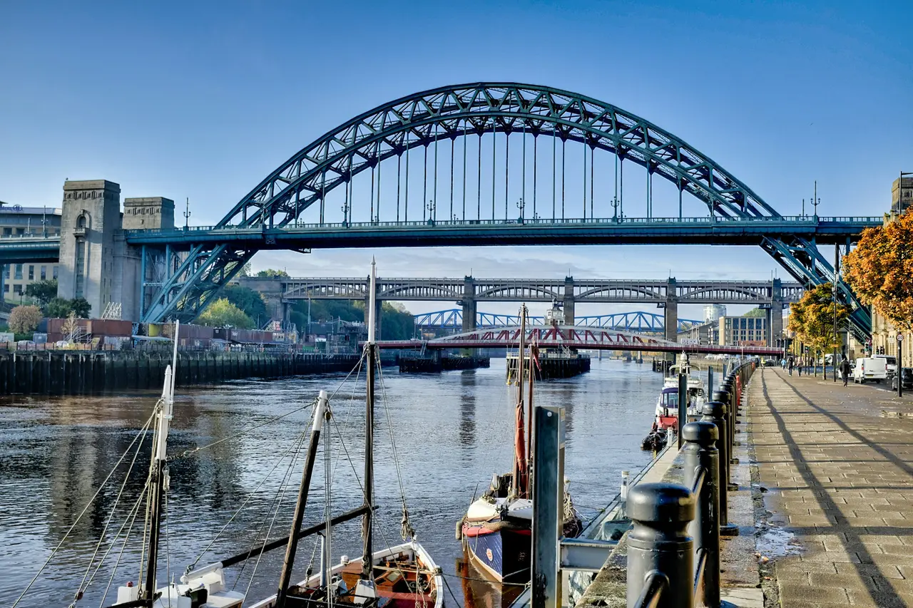 El Tyne Bridge y el muelle de Newcastle en un día despejado
